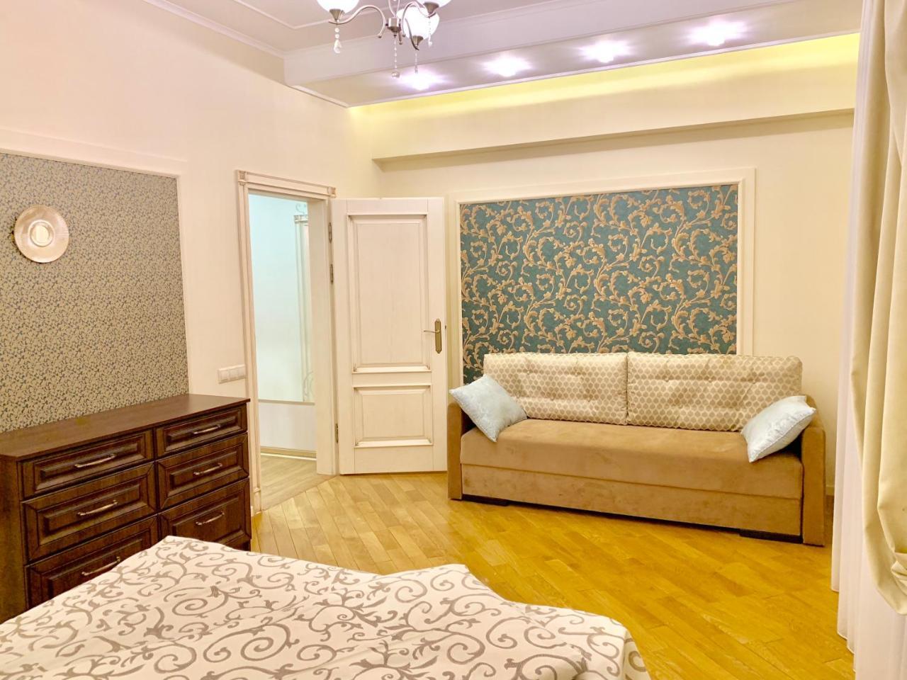 Two-Bedroom On Lesi Ukrainky Leópolis Exterior foto